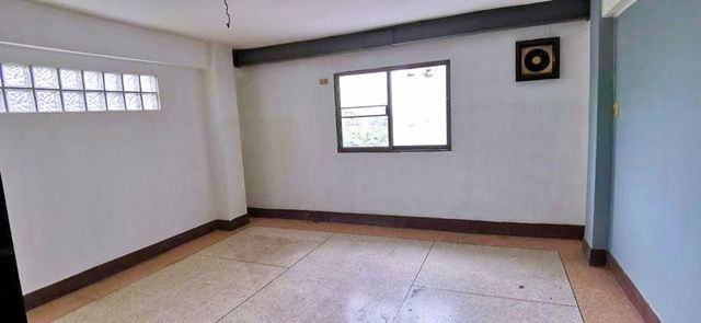 picture Romklao ARL LatKrabang 749m. 4.5-story commercial building for rent corner unit 24sq wah 385 sq m A - 5/8
