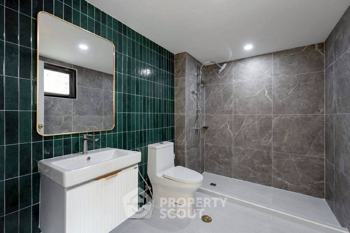 picture 3-BR Condo at Prestige Towers Condominium near MRT Sukhumvit (ID 2065052) - 9/12