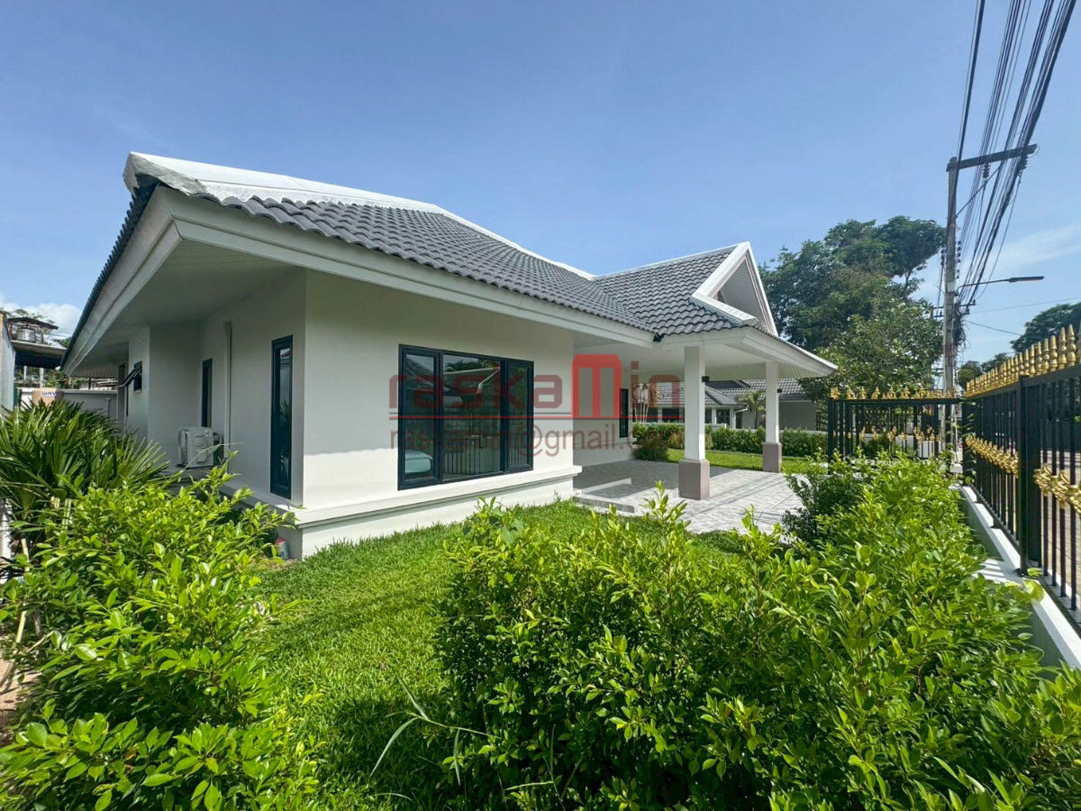 picture House for Sale with Spacious Living Area - 3/49