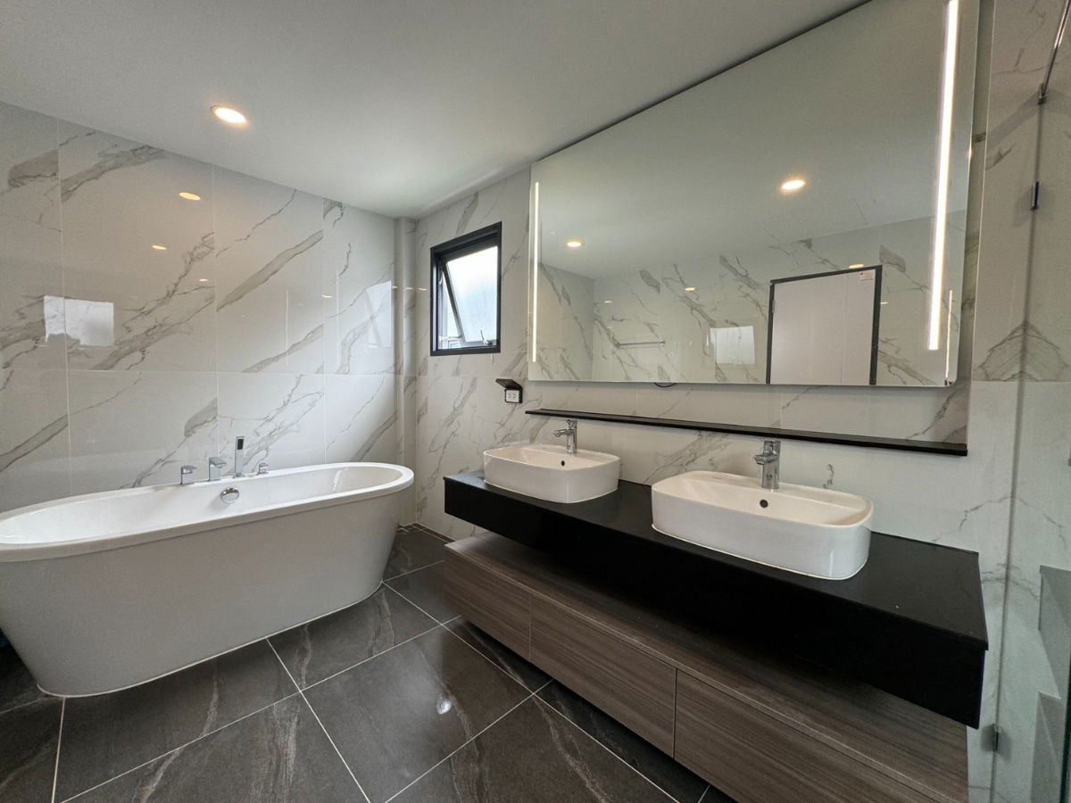 picture For Sale The City Bangna - A Luxurious Corner House on the Main Road. - 18/27