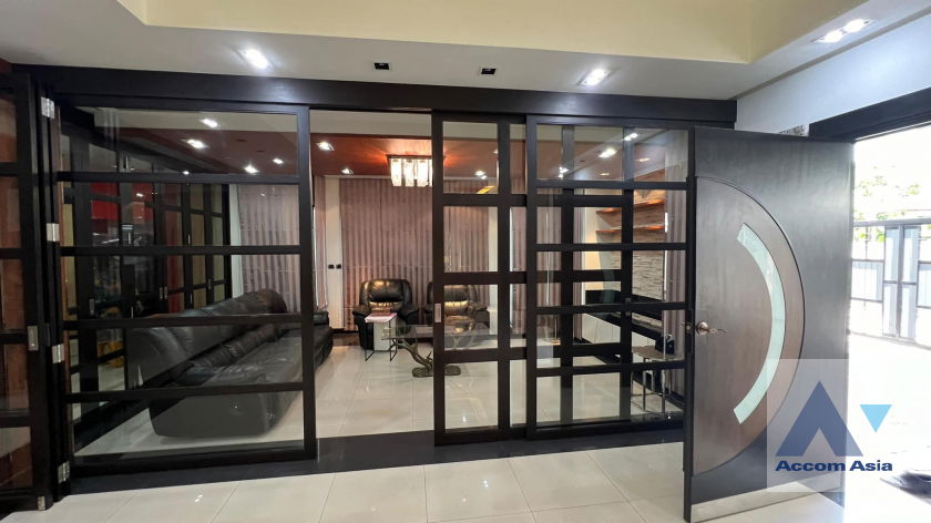 รูป 🔼🔽 AccomA 📩 Striking Loft-Style Home with Bold Red-Black Interiors (AA42137) - รูปที่ 2/20