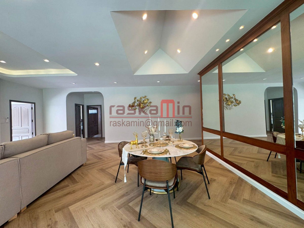 picture House for Sale with Spacious Living Area - 23/49
