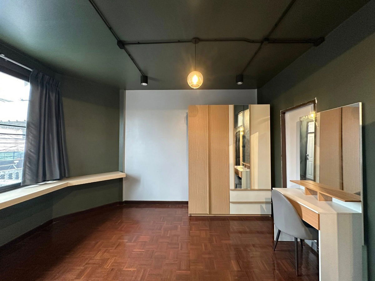 picture Townhouse for rent on Ratchada 18, fully furnished with appliances or can be used as an office, for a rental price of 62,000 baht. - 3/5
