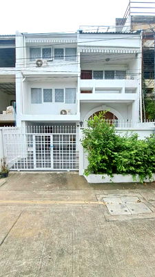 Townhouses for rent Petchburi Road Bangkok : Townhouse for rent, Soi Ekkamai 22, parking for 2 cars, good condition, ready to move in (N.1771)