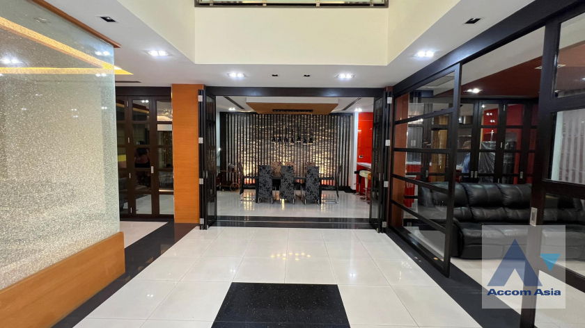 รูป 🔼🔽 AccomA 📩 Striking Loft-Style Home with Bold Red-Black Interiors (AA42137) - รูปที่ 4/20