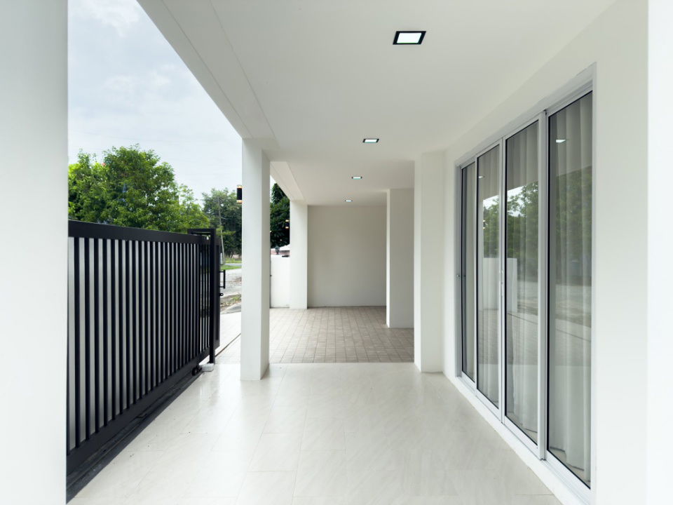 picture House for Sale in Kwan Wieng. Warm-toned 4-bedroom home, fully furnished with electrical appliances.  SW002852 - 11/34
