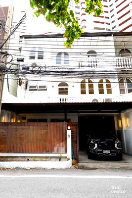 Townhouses for rent Petchburi Road Bangkok : LTH12956 – Townhouse Home Office for Rent at Sukhumvit 49/1 Size approx. 240 sqm. Land 30 sq.w. 7 rooms 4 baths Near BTS Phrom Phong ONLY 145K/month