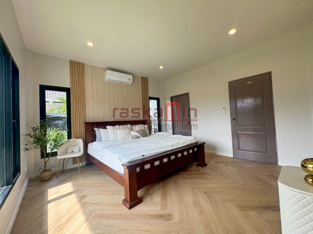 picture House for Sale with Spacious Living Area - 48/49