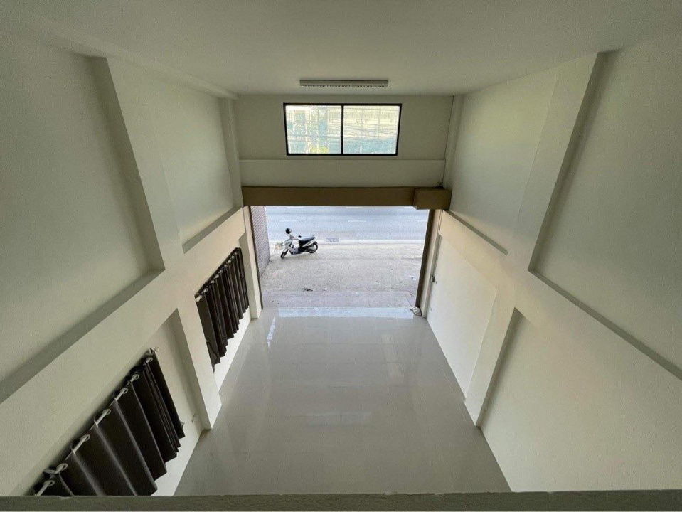 picture For Rent: Prime Location Shophouse on the Canal Road, 500 meters from Chiang Mai University (CMU). - RW006791 - 4/4
