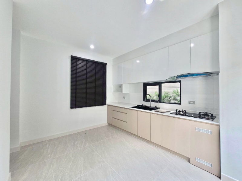 picture Luxury 3-Storey Townhome Corner unit for extra privacy – no opposite neighbors ✅Company registration allowed - 4/10