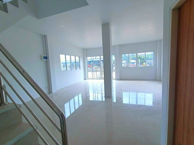 picture Krarai PlaWat Suwannaratnaram: Warehouse for rent with 2-story office space, 162 sq.wa., 900 sq.m., - 5/8