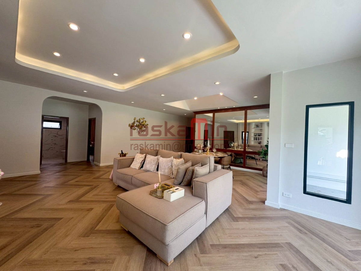 picture House for Sale with Spacious Living Area - 21/49