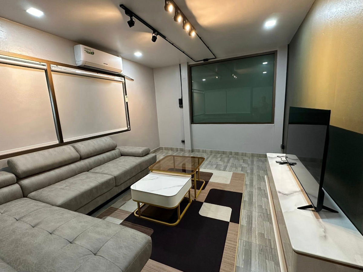 picture Townhouse for rent on Ratchada 18, fully furnished with appliances or can be used as an office, for a rental price of 62,000 baht. - 5/5
