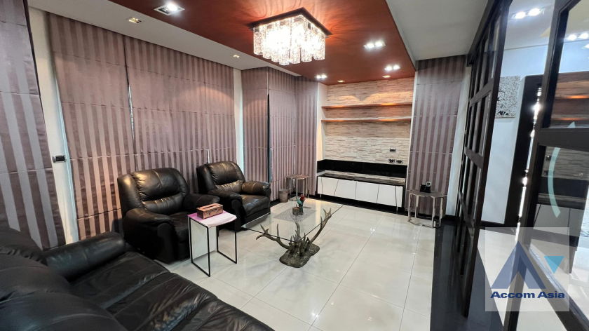 รูป 🔼🔽 AccomA 📩 Striking Loft-Style Home with Bold Red-Black Interiors (AA42137) - รูปที่ 3/20