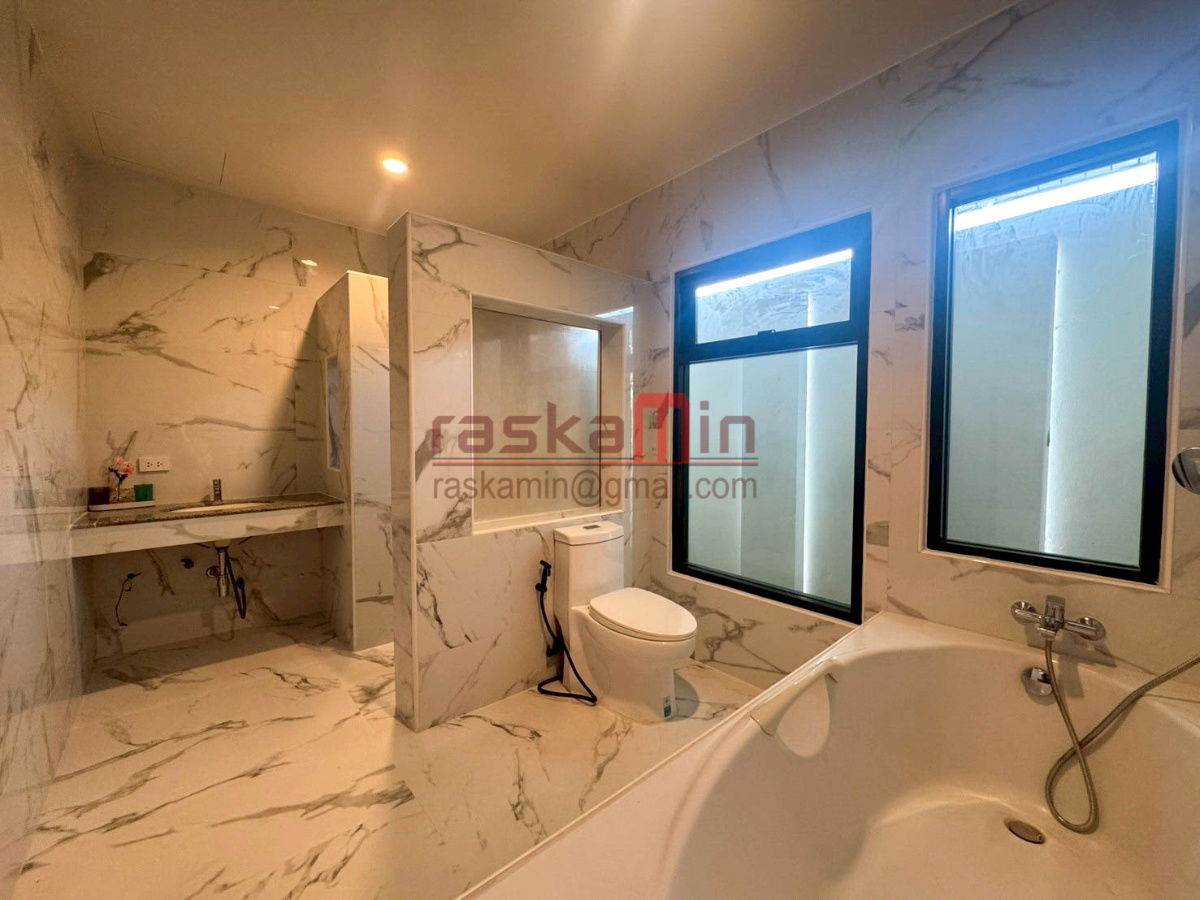 picture House for Sale with Spacious Living Area - 25/49