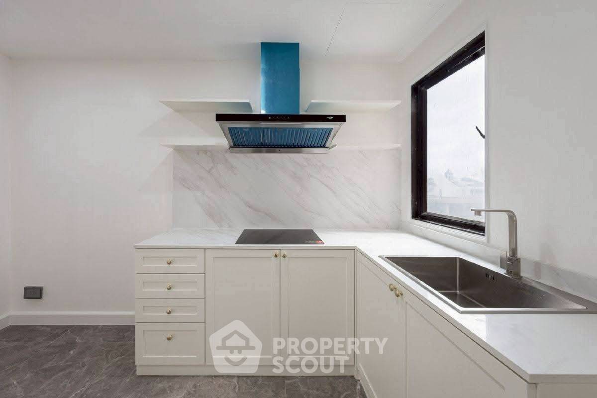 picture 3-BR Condo at Prestige Towers Condominium near MRT Sukhumvit (ID 2065052) - 5/12