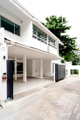 Townhouses for sale Watthana : For Sale: 3-Story Townhome in Prime Sukhumvit 15 – Near BTS Asok & MRT Phetchaburi, 1-Minute Walk to NIST International School