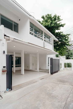 ขาย Townhome 3 ชั้น สุขุมวิท 15 ทำเลทอง ใกล้ BTS อโศก & MRT เพชรบุรี เดิน 1 นาทีถึงโรงเรียนนานาชาติ NIST