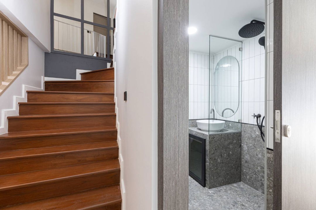 picture For rent: PENTHOUSE CONDO, large room in the heart of Nimman, offering the feeling of living in a private home RW006801 - 7/11