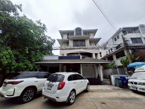 Home Office For Rent – 4-Story Building, Next to 7-Eleven, in the Heart of Town in Town, Lat Phrao 94