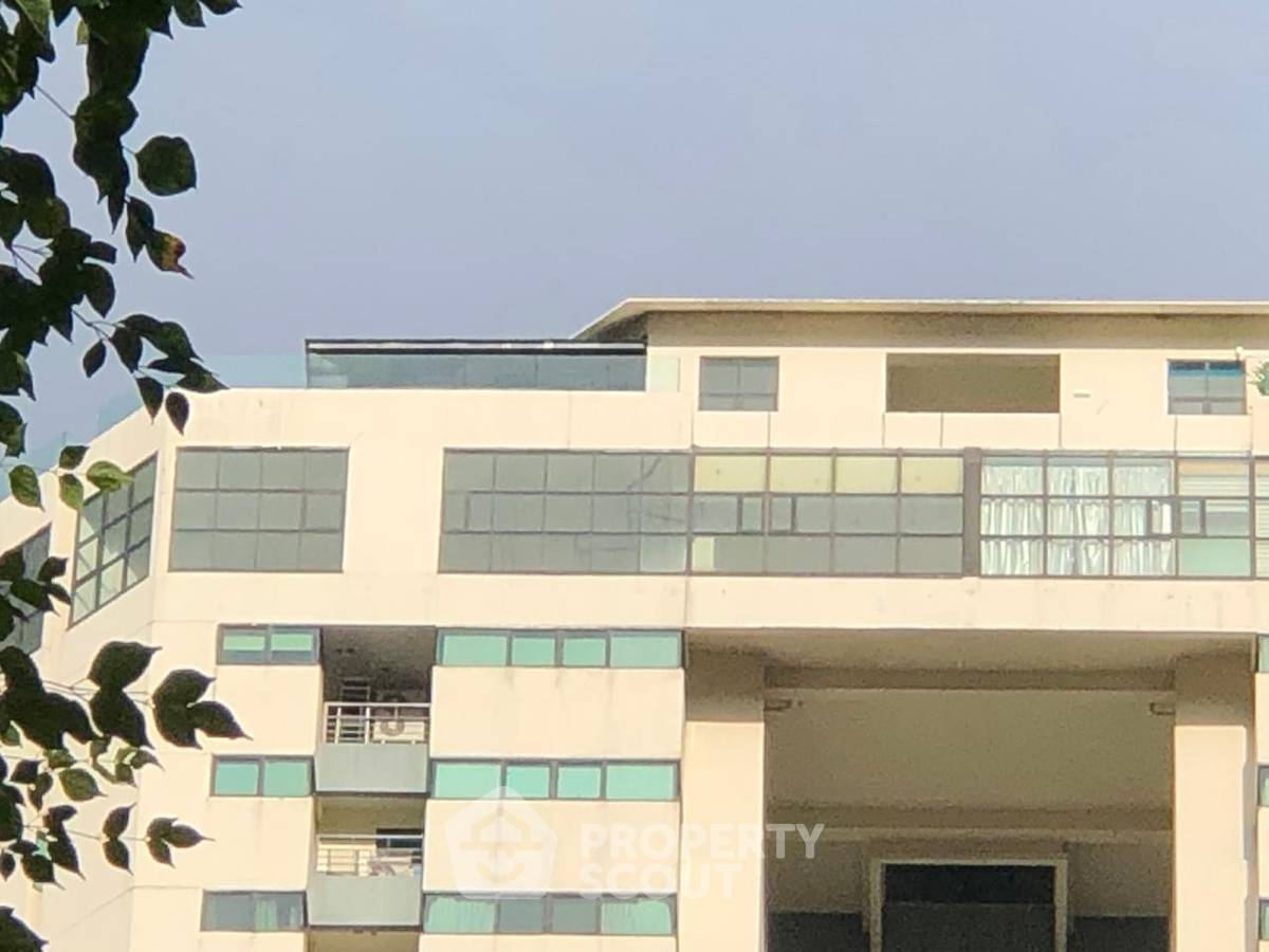 picture 4-BR Condo at Sathorn Gardens near MRT Si Lom (ID 2244568) - 24/24
