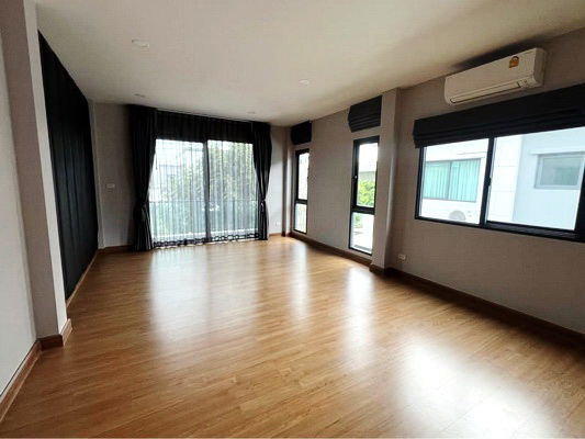 picture FOR RENT CENTRO DONMUANG - CHAENGWATTANA / 4 bedrooms 4 bathrooms / 51 Sqw. 200 Sqm. **45,000** CLOSE TO ROBINSON SRI SAMARN - 5/11