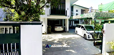 Houses for rent Soi Ekamai (Sukhumvit 63) : 🔼🔽 AccomA 📩 Private Swimming Pool 5 BR House in Khlong Ton Nuea (AA34019)