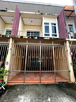 ทาวน์โฮม ถนนสนามบิน-ลพบุรีราเมศวร์ สงขลา : ทาวน์เฮ้าส์ เนื้อที่ทั้งหมด 82.4 ตารางเมตร 902/266 หมู่บ้านประกายทอง ตำบลควนลัง อำเภอหาดใหญ่ สงขลา ราคา 1,750,000 บาท