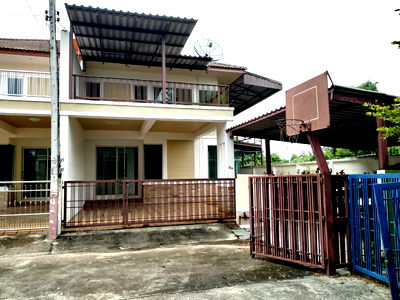 บ้านแฝด วิทยาลัยพยาบาลบรมราชชนนีสุราษฎร์ธานี : บ้านแฝด เนื้อที่ทั้งหมด 242.8 ตารางเมตร 13/9 (ไม่ติดเลขที่) หมู่บ้านภูมิรินทร์ ตำบลบางใบไม้ อำเภอเมืองสุราษฎร์ธานี สุราษฎร์ธานี ราคา 2,015,000 บาท