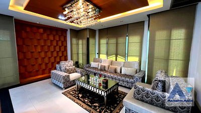 เช่าบ้านเดี่ยว BTS ทองหล่อ : 🔼🔽 AccomA 📩 Striking Loft-Style Home with Bold Red-Black Interiors (AA42137)