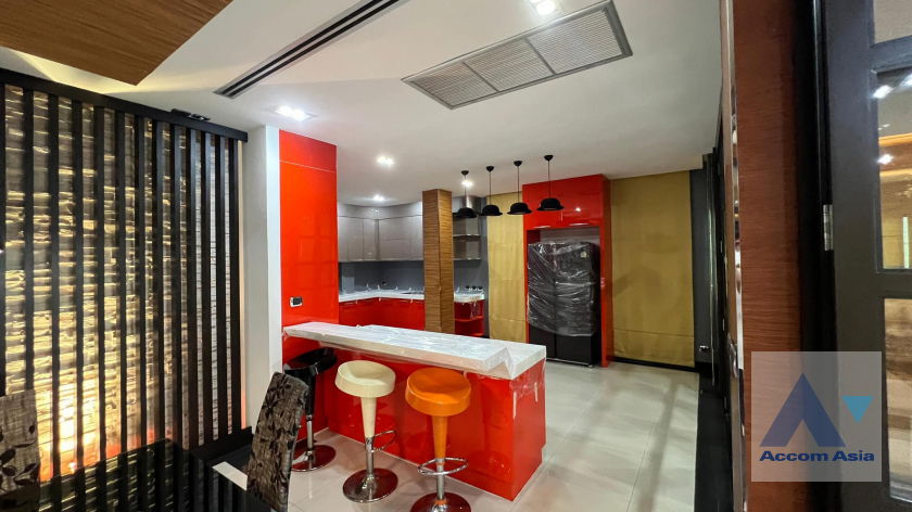 รูป 🔼🔽 AccomA 📩 Striking Loft-Style Home with Bold Red-Black Interiors (AA42137) - รูปที่ 8/20