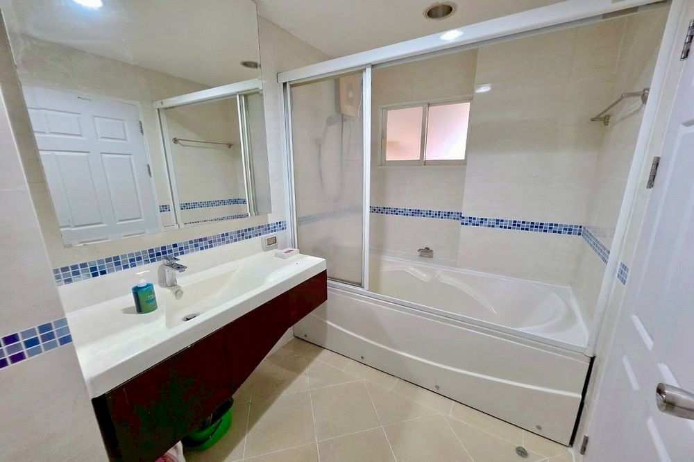 picture 🔥 For Sale !! 🔥 Code C20250800021..........Life @ Ratchada Huaikwang, 1 bedroom, 1 bathroom, Closed kitchen, furnished, Special Deal!!📣📣 - 11/12