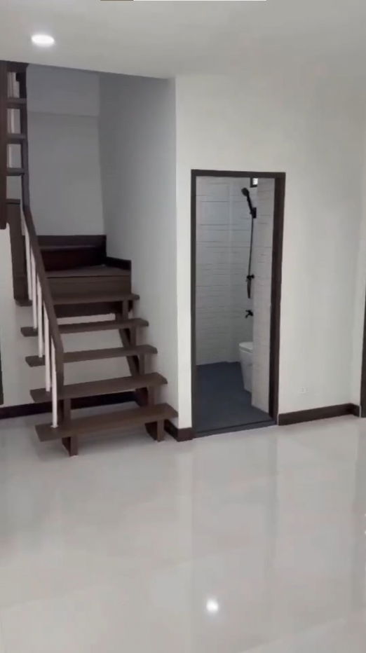 รูป บ้านสไตล์ Modern ที่ออกแบบเรียบง่าย  ตั้งอยู่ในหมู่บ้านอยู่สบายคลอง1 ปทุมธานี บนทำเลใกล้เมือง ทำเลอยู่ในแหล่งชุมชนใกล้ 7-11 200 เมตร - รูปที่ 3/8