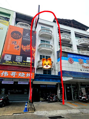 Shophouses for rent MRT Huai Khwang : 🔥Pracharat Bamphen, a Chinese community🇨🇳 5-story commercial building, completely renovated inside the entire building.