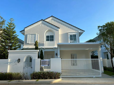 ♦ Luxury Style ♦ บ้านเดี่ยว 2 ชั้น 62.00 ตร.ว. 184.00 ตร.ม. | 3 ห้องนอน 4 ห้องน้ำ | ใกล้ VERSO International School 12 นาที, Central Village 15 นาที