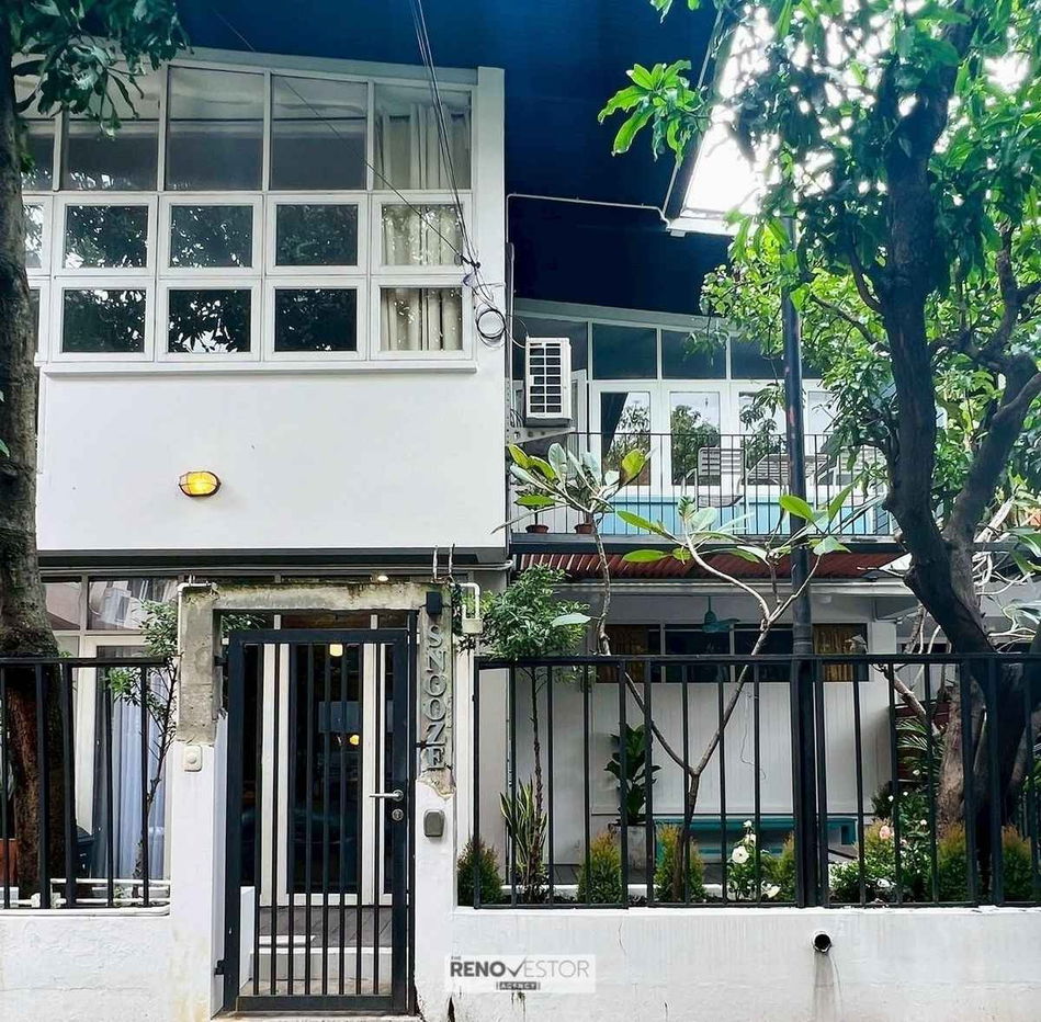picture Urgent! Chic Townhome for Rent in Central Ekkamai 12 — 5 Minutes Walk to Donki Mall - 1/12