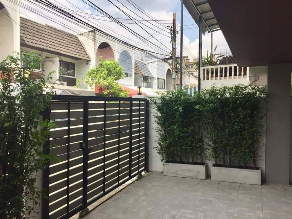 รูป ขายบ้านเอกมัย ทาวเฮ้าส์เอกมัย22 ทะลุปรีดี41 สุขุมวิท71 ทาวเฮ้าส์2 ชั้น 30ตร.ว 3ห้องนอน 3ห้องน้ำ ใกล้ BTSเอกมัย ไปทองหล่อ 6 นาที 087-9074045 - รูปที่ 2/18