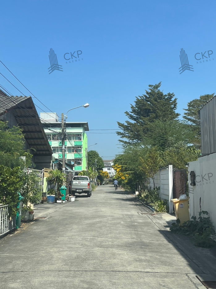 รูป ที่ดินเปล่า ถมแล้ว ใกล้ม.รามคำแหง(บางนา) ใกล้ตลาดนัดและห้างสรรพสินค้า ใกล้ถนนหลายเส้น - รูปที่ 1/6