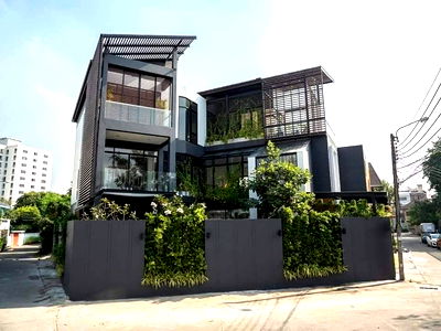 บ้านเดี่ยว เขตวัฒนา : ขายบ้านเดี่ยวสุขุมวิท71 ปรีดีพนมยงค์26 121ตร.ว แปลงมุม 4ห้องนอน บ้านพร้อมสระ ร่มรื่นมีสวน ใกล้ BTSพระโขนง โรงเรียนนานาชาติ Sukhumvit 087-9074045
