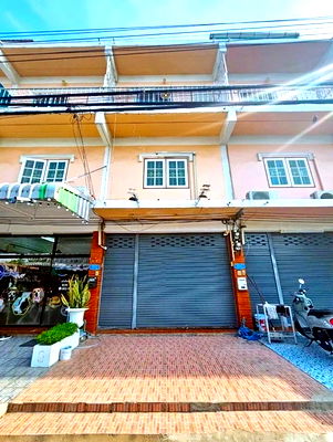 Shophouses for rent Rangsit-Nakhon Nayok Road : Phahonyothin 56-58-60 BTS Kapo 1.5km. Commercial building for rent 3-storey with roof terrace BTS K