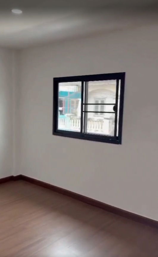 รูป บ้านสไตล์ Modern ที่ออกแบบเรียบง่าย  ตั้งอยู่ในหมู่บ้านอยู่สบายคลอง1 ปทุมธานี บนทำเลใกล้เมือง ทำเลอยู่ในแหล่งชุมชนใกล้ 7-11 200 เมตร - รูปที่ 7/8