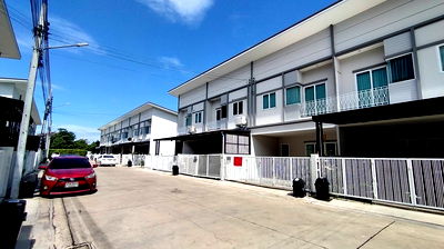 Townhouses for sale Phet Kasem : **For Sale: Townhome at Miracle Plus Village, Project 3, Soi Phetkasem 63**