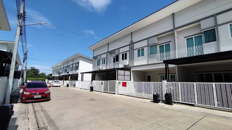 picture **For Sale: Townhome at Miracle Plus Village, Project 3, Soi Phetkasem 63** - 1/13