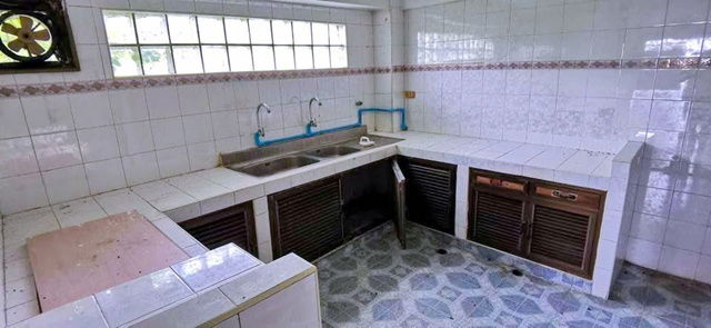 picture Romklao ARL LatKrabang 749m. 4.5-story commercial building for rent corner unit 24sq wah 385 sq m A - 6/8