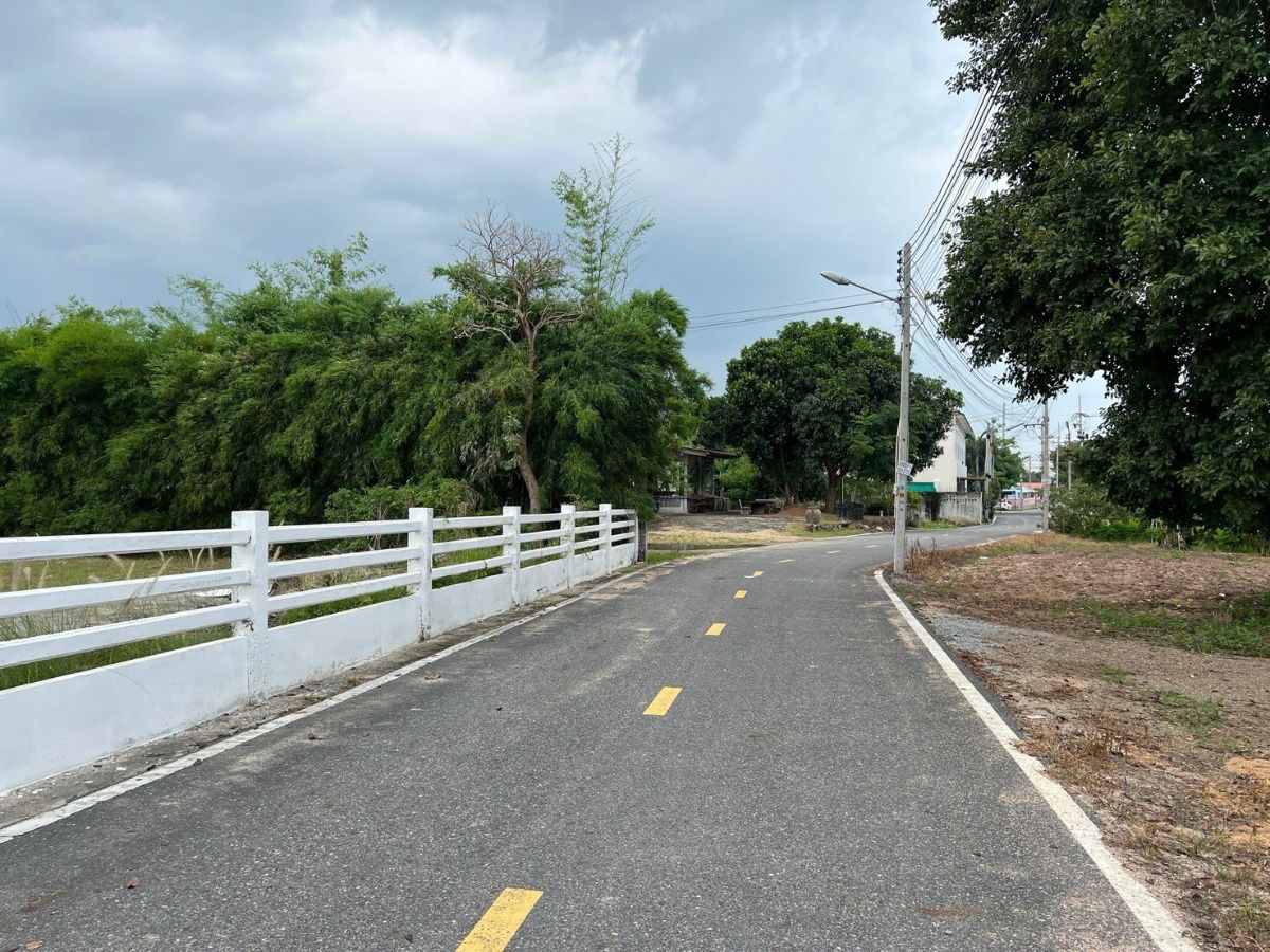 picture Land with Buildings for Sale – Total Area 2 Rai 2 Ngan 37 Sq. Wah, Near Huai Chak Nok Reservoir, Bang Lamung - 7/15