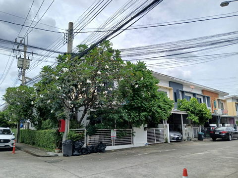 For rent: The Connect 9 Kaset-Nawamin, corner house, opposite Chocolate Ville. Call 0999983897