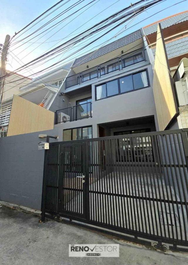 picture For Sale - Spacious Loft-Style Townhome, Ekkamai 22, 215 sqm, Central Bangkok - 15/16