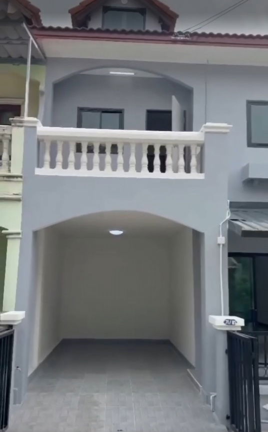 รูป บ้านสไตล์ Modern ที่ออกแบบเรียบง่าย  ตั้งอยู่ในหมู่บ้านอยู่สบายคลอง1 ปทุมธานี บนทำเลใกล้เมือง ทำเลอยู่ในแหล่งชุมชนใกล้ 7-11 200 เมตร - รูปที่ 1/8