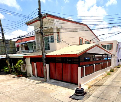 Townhouses for rent Thonburi Vocational College : Ratchapruek Bang Waek 7-16 MRT Tha Phra 2km. BTS Charan13 1.5km. on corner Townhouse newly renovated