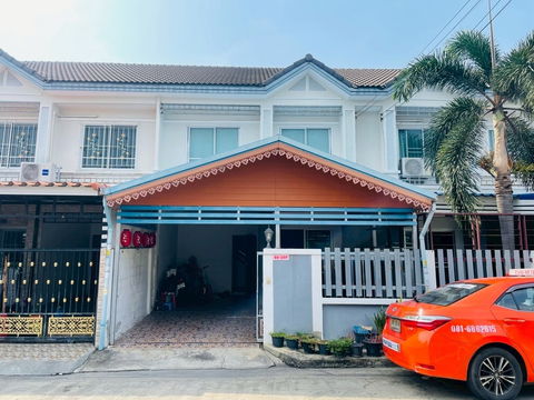 For sale: 2-story townhouse, 22.5 sq m, Soi 8, Sinthavee Thian Thale 2 Village, near Central Rama 2.
